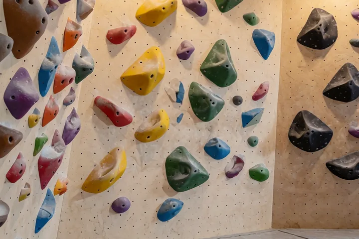 Bouldervägg med klätterhåll