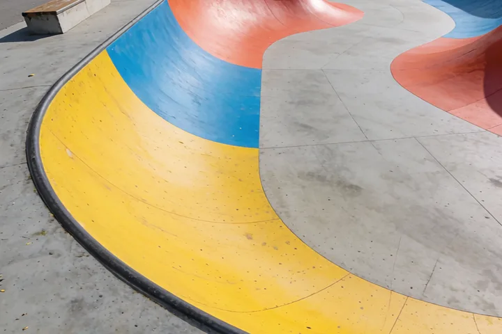 Skatepark med rampar och bowl